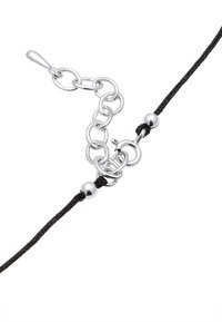 Zwarte koordarmband met zilveren ketting schakels, bolle accenten en een metalen sluiting om te bevestigen. Gladde textuur over het geheel.