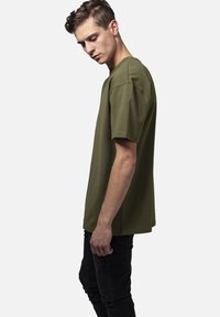 Urban Classics Základné tričko - olive