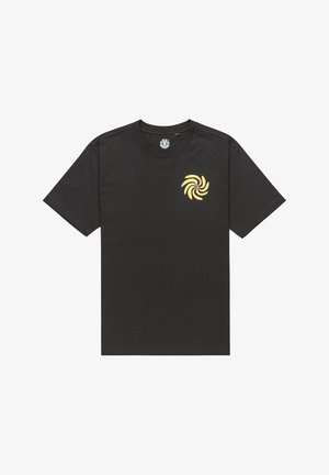 Černé tričko s krátkým rukávem vyrobené z bavlny. Na levé hrudi má žlutou spiralovou grafiku. Po kulatém výstřihu a uvolněném střihu.