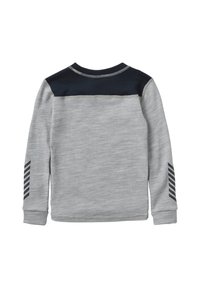 Šedá košile s dlouhým rukávem a tmavě modrým ramenním panelem, texturovaným povrchem a šikmými pruhovanými akcenty na rukávech. Na přední straně není viditelný žádný design.