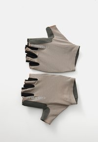 Guantes de ciclismo sin dedos en gris y negro, con una tela texturizada que presenta áreas de agarre reforzado y un logotipo en la muñeca.