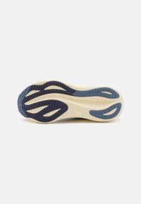 Semelle de chaussure avec un motif en vagues aux nuances variées de bleu et de crème. Caoutchouc texturé pour plus d'adhérence, avec des rainures courbées pour plus de flexibilité.