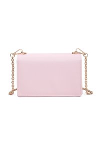 Borsa rettangolare rosa con finitura testurizzata, dotata di una tracolla in catena dorata e di dettagli in metallo sul lato. Design semplice, senza motivi visibili.