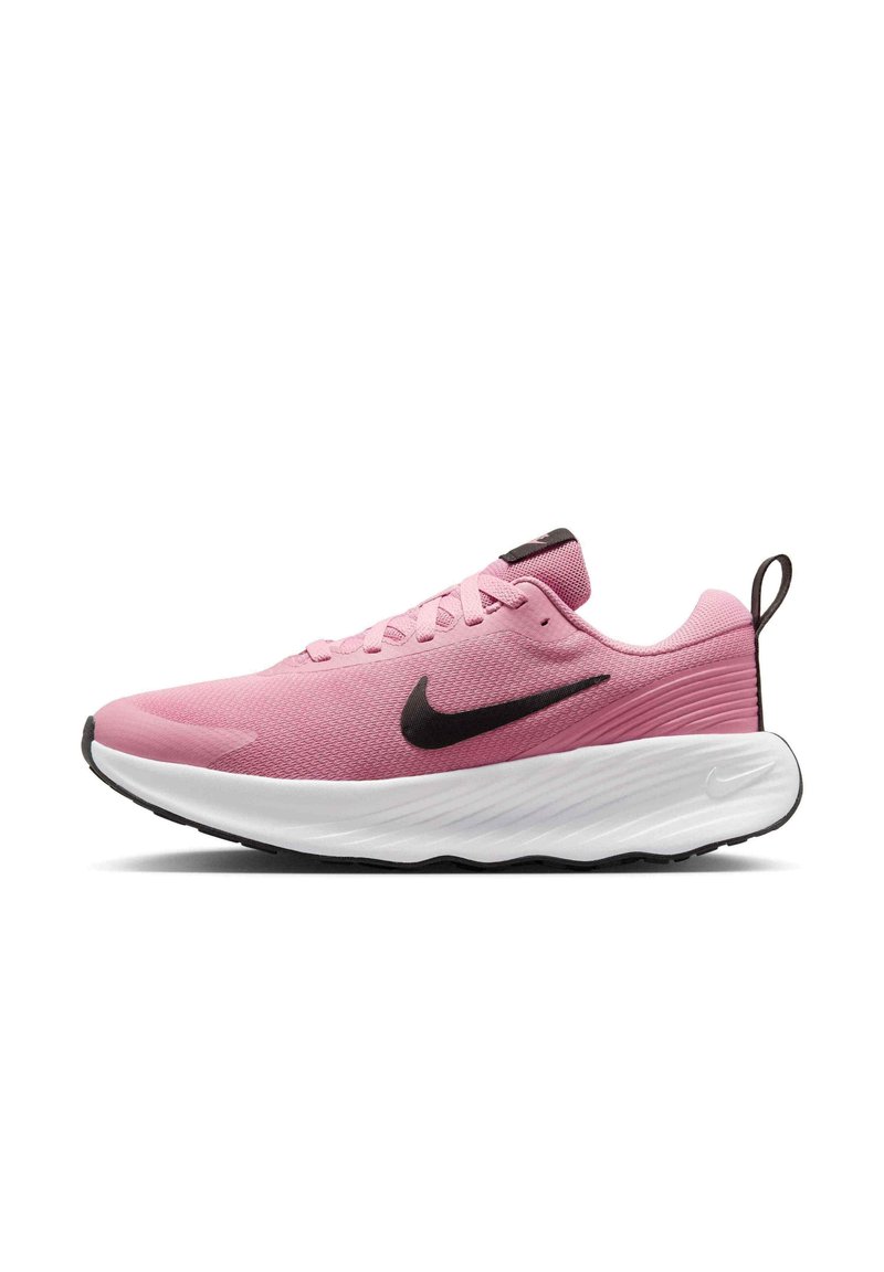Zapatilla deportiva rosa con parte superior de malla texturizada, swoosh negro de Nike y suela intermedia blanca gruesa. Cuenta con cordones planos y una pestaña en el talón.