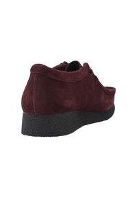 Scarpa stringata in camoscio bordeaux con punta tonda, suola piatta in gomma nera con texture e sottile dettaglio di cuciture sul bordo superiore.