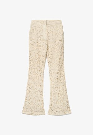 Pantalon en dentelle couleur crème avec un motif floral, une ceinture droite et des jambes légèrement évasées, présenté à plat sur un fond blanc.