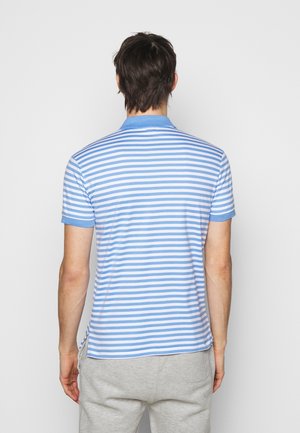 Niebieska i biała, w paski koszulka polo z jednolitym niebieskim kołnierzykiem, krótkimi rękawami i bocznymi rozcięciami, wykonana z lekkiego materiału.