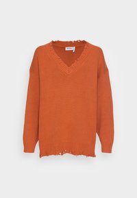 Orange oversized tröja med V-ringning, texturerad ribbad detaljering och fransig nederkant. Tillverkad av stickat tyg, med avslappnad passform.