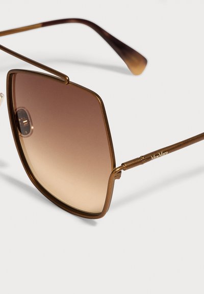 Verres dégradés marron de forme carrée avec une fine monture en métal bronze et le logo Max Mara sur la branche des lunettes de soleil.
