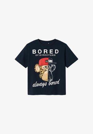 T-shirt noir à manches courtes avec un singe cartoon à visage partagé portant des chapeaux rouges et noirs, texte "BORED OF DIRECTORS" et "always bored."