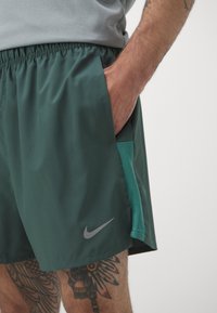 Nike Performance CHALLENGER - Sportske kratke hlače - vintage green/bicoastal/black/silver