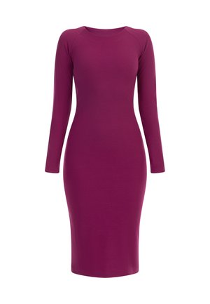 Długo rękawowy, dopasowany sukienka w jednolitym kolorze magenta, z okrągłym dekoltem i żebrowaną teksturą na całej powierzchni, o długości do kolan.