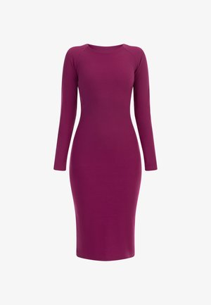 Długo rękawowy, dopasowany sukienka w jednolitym kolorze magenta, z okrągłym dekoltem i żebrowaną teksturą na całej powierzchni, o długości do kolan.