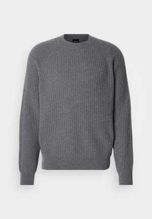 Pull à manches longues en maille côtelée gris avec un col rond et des poignets côtelés, présenté sur un fond blanc uni.