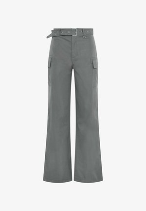 Harmaat leveälahkeiset cargo-housut, joissa on vyö, kahdella sivutaskulla ja sileä, matta pinta. Suunniteltu rentoon istuvuuteen.