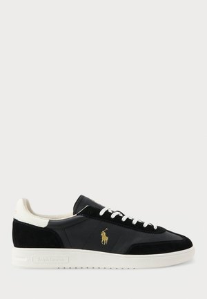 Sorte lave sneakers med hvid sål og snørebånd, guld Polo Ralph Lauren-logo på siden, samt detaljer i ruskind og læder.