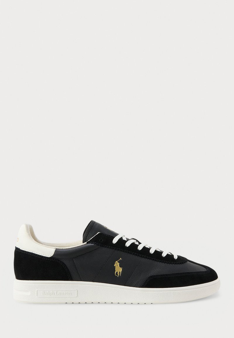 Juodos žemoms sportbačiams su balta padanga ir raišteliais, auksinis Polo Ralph Lauren logotipas šone bei zomšos ir odos detalės.