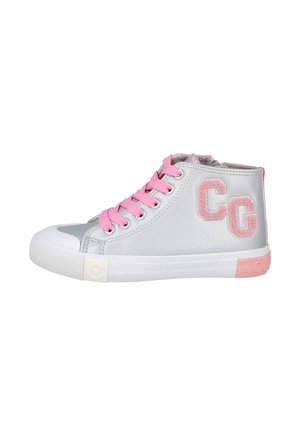 Zapatilla deportiva plateada de caña alta con cordones rosas, lengüeta rosa en el talón y letras bordadas "CG" en el lateral, suela de goma blanca.
