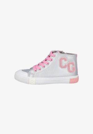 Zapatilla deportiva plateada de caña alta con cordones rosas, lengüeta rosa en el talón y letras bordadas "CG" en el lateral, suela de goma blanca.