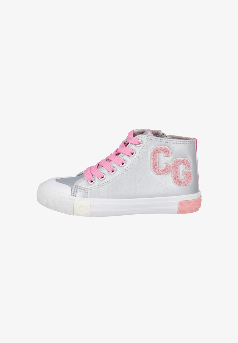 Zapatilla deportiva plateada de caña alta con cordones rosas, lengüeta rosa en el talón y letras bordadas "CG" en el lateral, suela de goma blanca.