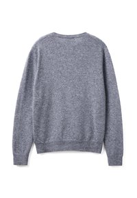 Šedý pletený svetr s kulatým výstřihem a dlouhými rukávy. Má žebrovaný lem a manžety, které ukazují jemný, strukturovaný povrch.