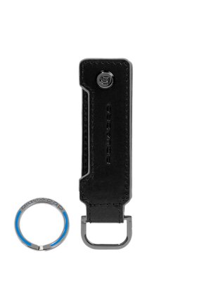 Portachiavi in pelle nera con rivetto e anello in metallo, e portachiavi separato in argento con dettagli blu e marchio "Piquadro".