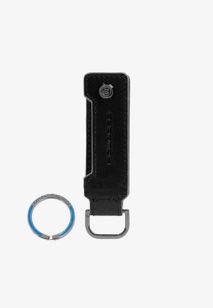 Porte-clés en cuir noir avec rivet et anneau en métal, et porte-clés séparé en argent avec accents bleus et logo "Piquadro".