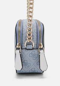 Guess NOELLE CROSSBODY CAMERA - Taška cez plece - light blue logo
