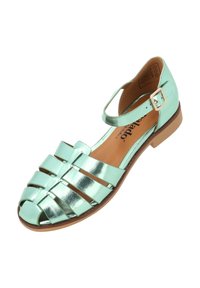 Sandalias metálicas verde menta con un diseño de tiras, punta abierta, hebilla ajustable en el tobillo y un tacón bajo marrón. Textura de cuero suave.