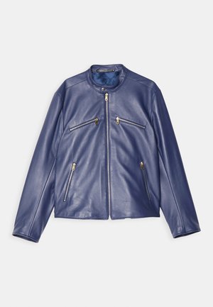 Veste en cuir bleu avec un col rond, fermeture éclair à l'avant et trois poches zippées. Présente une texture lisse et des accents en métal doré.