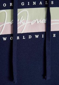 Marineblauwe sweatshirt met een gewatteerde capuchon en trekkoorden, voorzien van een horizontaal streeppatroon in lichtgroen en roze, en verhoogde witte logo-letters.