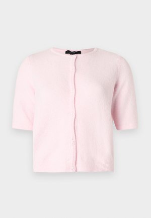 Mekana svijetlo ružičasta kardigan s kratkim rukavima, okruglim izrezom i zatvaranjem na prednjoj strani na jednobojnoj pozadini.
