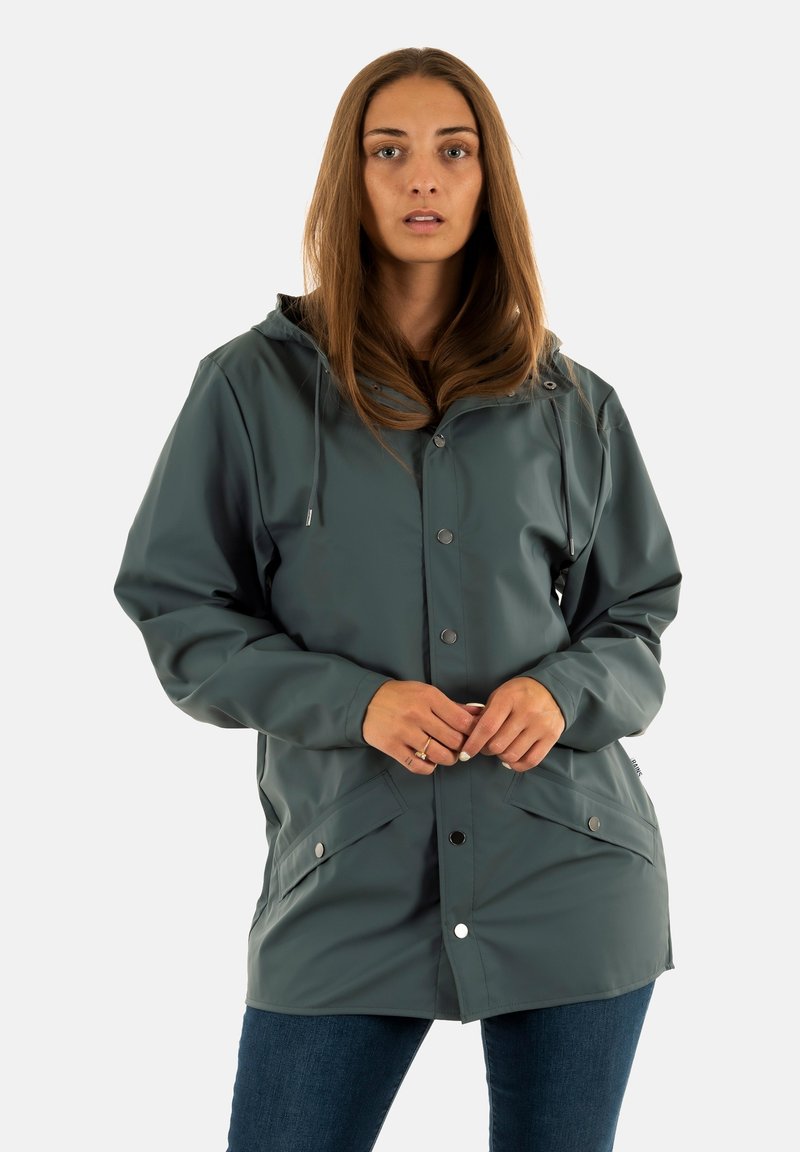 Wasserabweisende dunkelgrüne Jacke mit Kapuze, Druckknöpfen und zwei Fronttaschen. Hergestellt aus glattem, robustem Stoff.