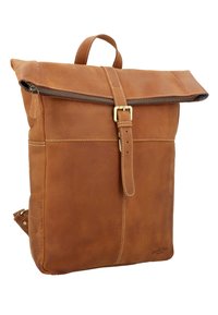 Rudos odos kuprinė su užlenkiamu viršumi, u�žtrauktuko uždarymu ir sagties dirželiu. Matomi siuvimo siūlai ir tvirtas rankena.