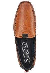 Braune Leder-Einschubschuhe mit Steppnähten, einem marineblauen Innenfutter und einem kleinen Etikett mit der Aufschrift "bugatti" an der Oberseite.