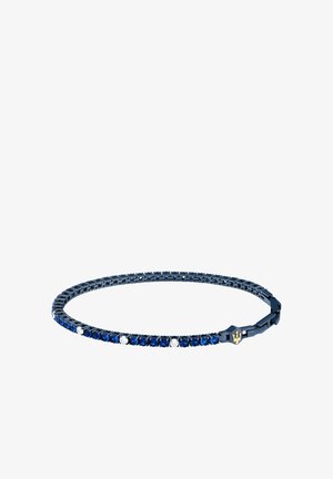 Armband mit einer Reihe abwechselnder blauer und weißer Steine, eingefasst in einem eleganten silberfarbenen Grundmaterial mit einem markanten Verschlussdetail.