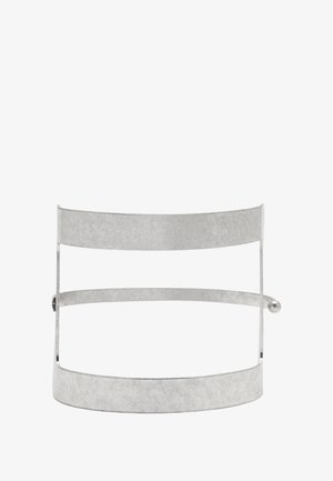 Metalowy stojak na rośliny o matowym srebrnym wykończeniu, z dwiema poziomymi obręczami i smukłym pionowym wsparciem, z małym akcentem w postaci kulki.