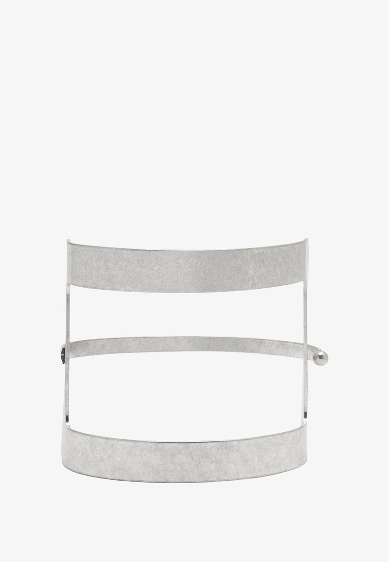 Metalowy stojak na rośliny o matowym srebrnym wykończeniu, z dwiema poziomymi obręczami i smukłym pionowym wsparciem, z małym akcentem w postaci kulki.