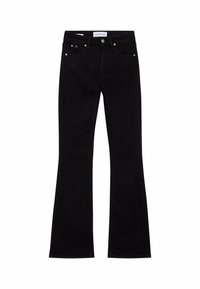 Jeans de mezclilla negra acampanados con diseño de cinco bolsillos, herrajes plateados, trabillas para cinturón y una textura suave. Presenta una etiqueta de marca en la cinturilla.