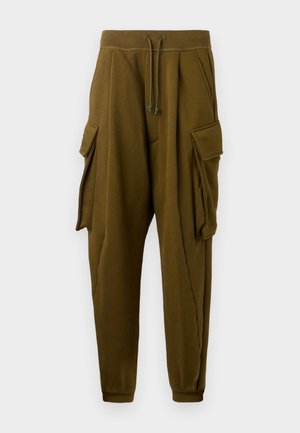 Oliivrohelised jogger püksid stringsiisiga, kahe suure pesu taskuga flappidega kummalgi küljel ja mansettidega sääred.
