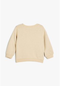 Sudadera de algodón beige con mangas largas, cuello redondo acanalado y puños y bajo acanalados. Textura suave, diseño sencillo, sin patrones visibles.
