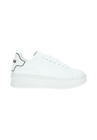 Sneakers bianchi con esterno in pelle liscia, punta rotonda, chiusura con lacci e una suola in gomma spessa con sottili accenti neri.