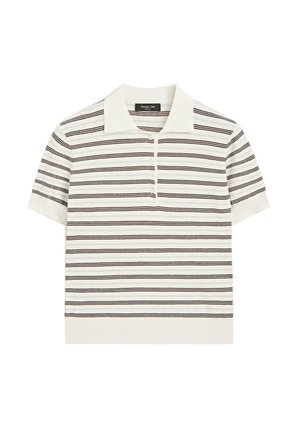 Biała koszulka polo z krótkim rękawem, ozdobiona cienkimi poziomymi czarnymi i brązowymi paskami oraz trzema guzikami przy kołnierzyku.