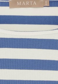 Blå og hvid stribet ribbet top med rund halsudskæring. Har et mærke med teksten "MARTA" ved halsen. Glat tekstur.