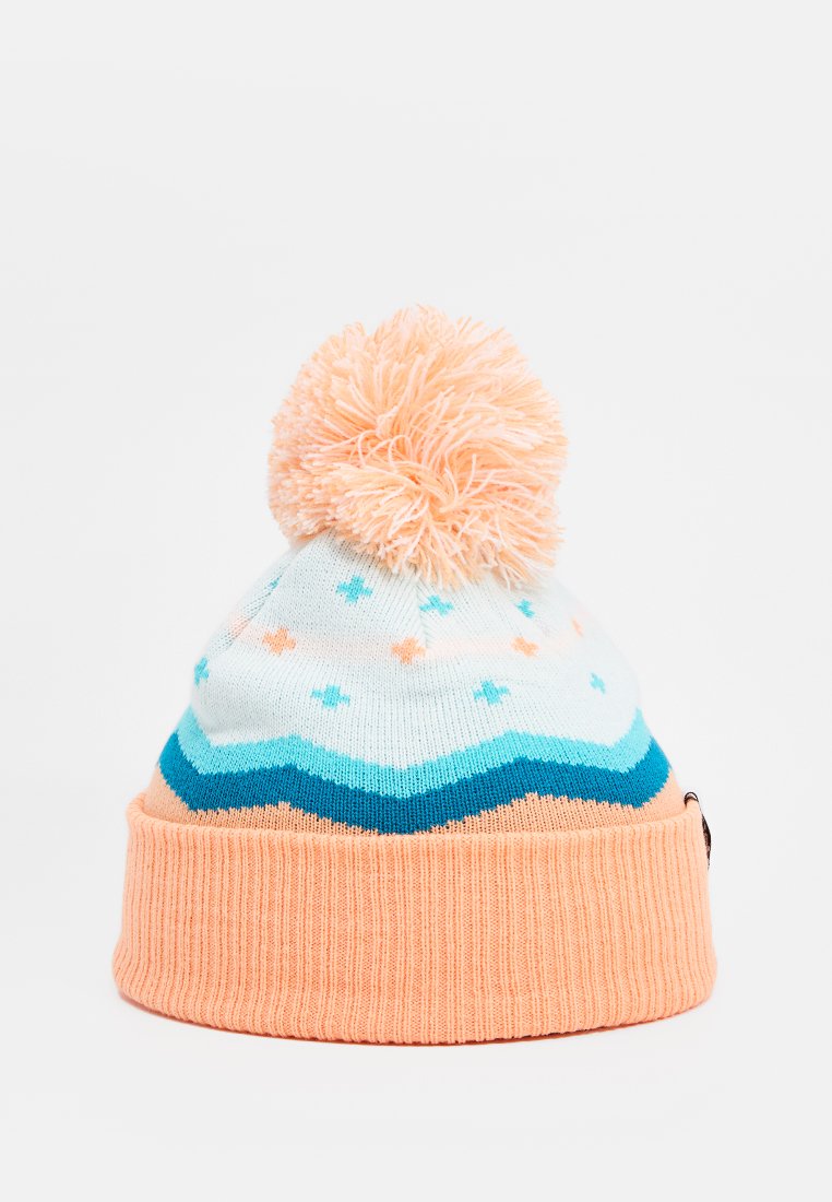 Szydełkowa czapka beanie z jasnoniebieską górą, pomarańczowymi i turkusowymi akcentami, pomponem na czubku oraz prążkowanym brzoskwiniowym mankietem.