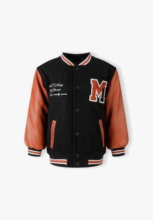 Čierna varianta jacket s oranžovými koženými rukávmi. Obsahuje vyšívanú nášivku "M", biely písaný text a pruhované ribbed manžety a lem.