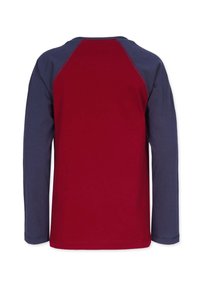 Langarmshirt mit rotem Körper und marineblauen Raglanärmeln. Hergestellt aus einem weichen Stoff mit rundem Halsausschnitt und genähten Säumen. Keine Muster.
