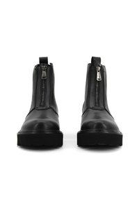Stivaletti neri in pelle con finitura liscia, dotati di doppie cerniere laterali e suola in gomma testurizzata. Design minimalista senza pattern.
