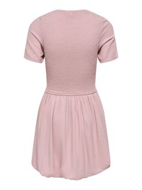 Kjole med korte ermer i lys rosa, med rysjet øvre rygg og innsvingt skjørt, vist bakfra på hvit bakgrunn.
