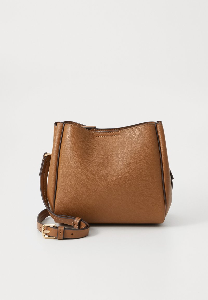 Braune Lederhandtasche mit strukturiertem Finish, runder Form und abnehmbarem Riemen. Verfügt über eine dezente obere Naht und einen goldenen Schnallenakzent.